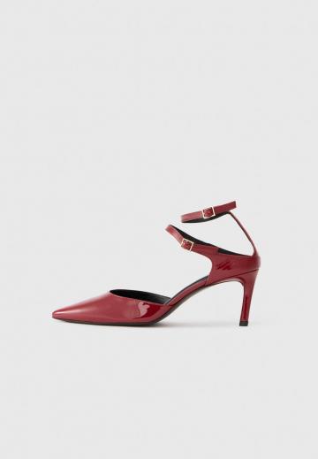 Туфли с ремешком