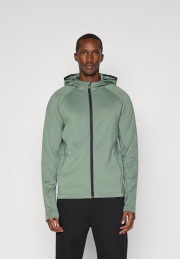 Спортивная куртка