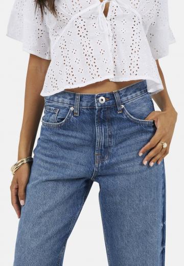 Прямые джинсы