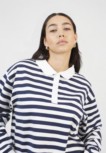 Пуловер с вырезом V