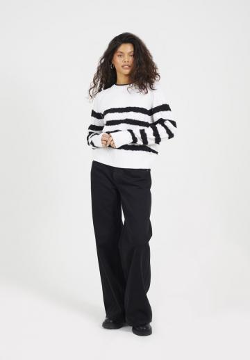 Пуловер в полоску