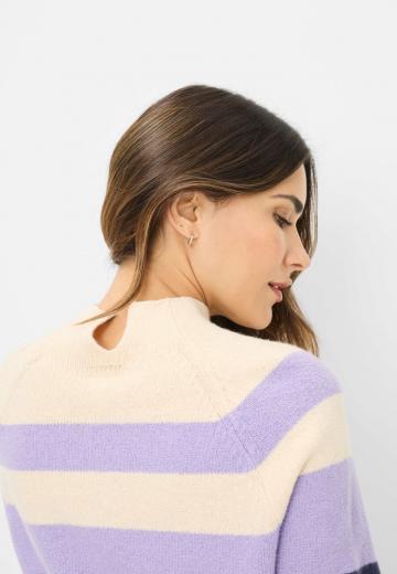 Пуловер в полоску