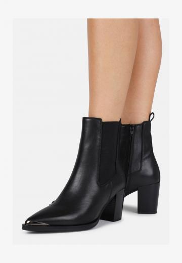 Высокие сапоги