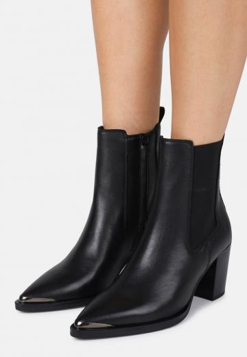 Высокие сапоги