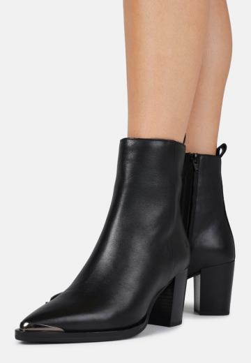 Высокие сапоги