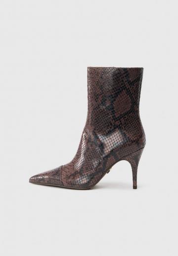 Высокие сапоги