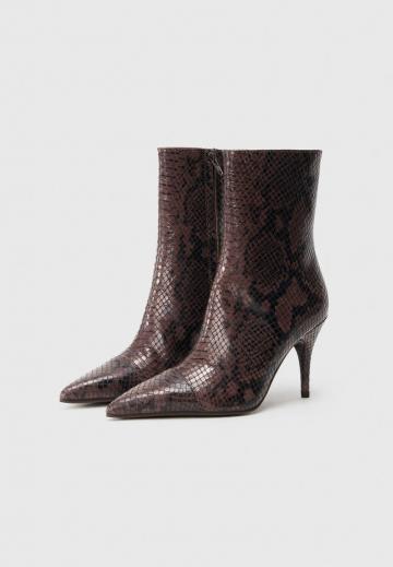 Высокие сапоги