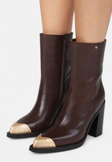 Полусапожки на высоком каблуке