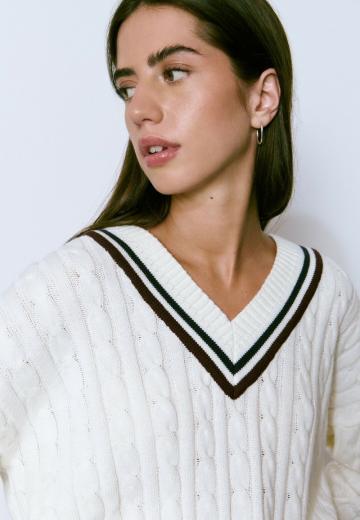 Пуловер с вырезом V