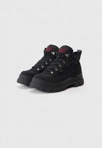 Ботинки на шнуровке