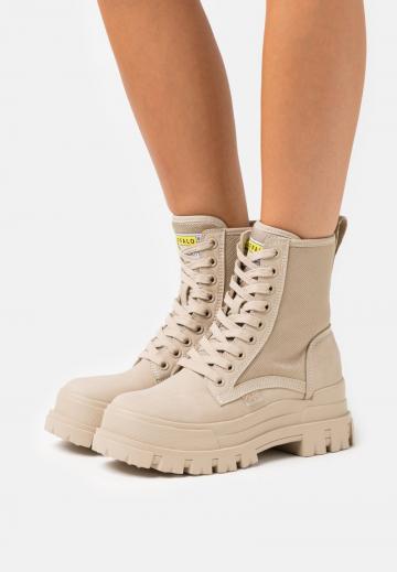 Ботинки на шнуровке