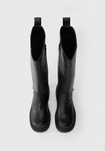 Высокие сапоги