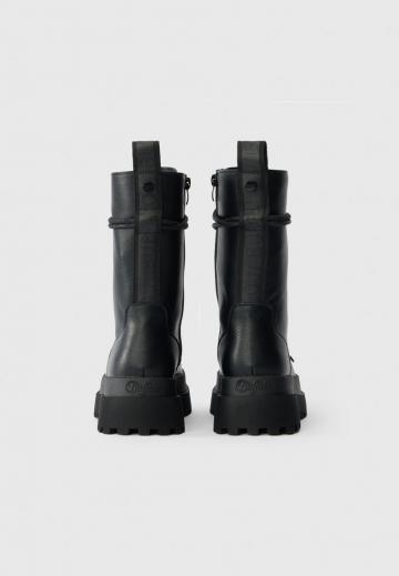 Ботинки на шнуровке