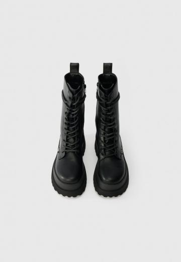 Ботинки на шнуровке