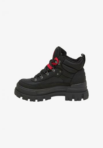 Ботинки на шнуровке