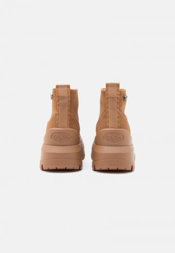 Сапожки на танкетке