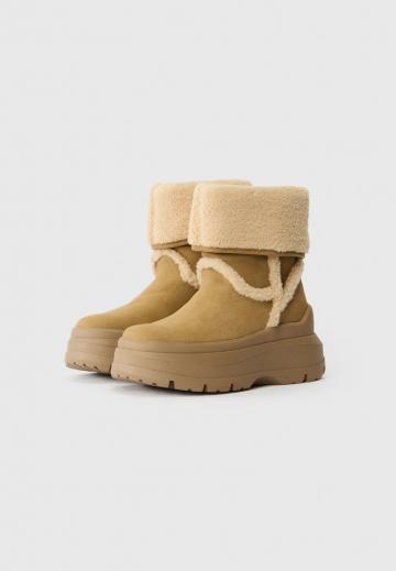 Сапожки на танкетке