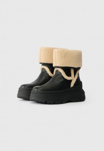 Сапожки на танкетке