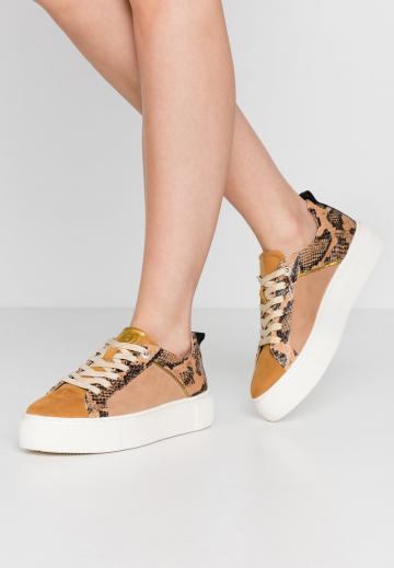 Гандбольные кроссовки