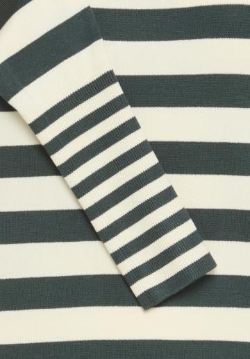 Пуловер в полоску