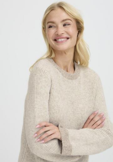 Пуловер в полоску