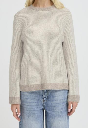 Пуловер в полоску