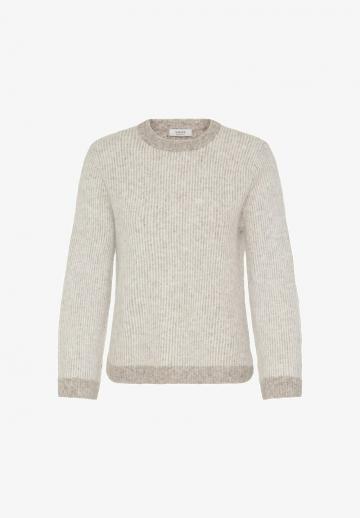 Пуловер в полоску