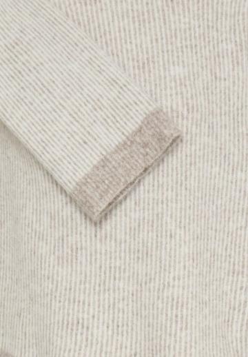 Пуловер в полоску