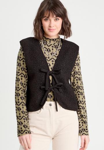 Вязаный жилет