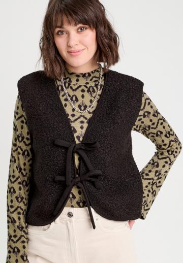 Вязаный жилет