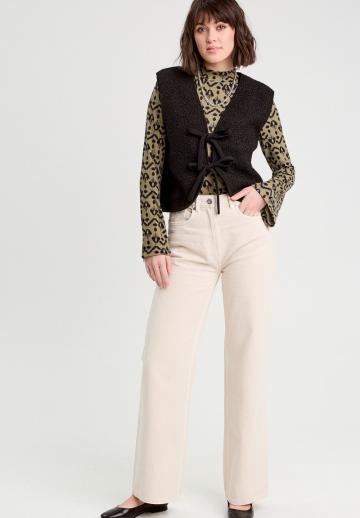 Вязаный жилет