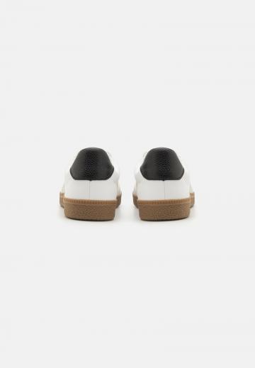 Гандбольные кроссовки