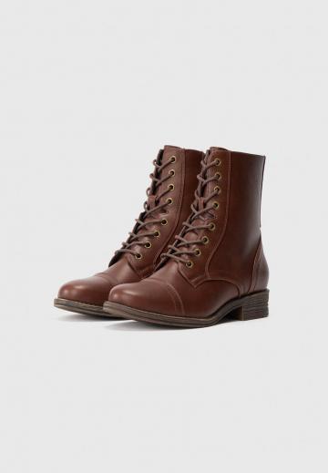 Ботинки на шнуровке