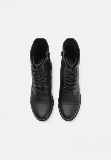 Ботинки на шнуровке