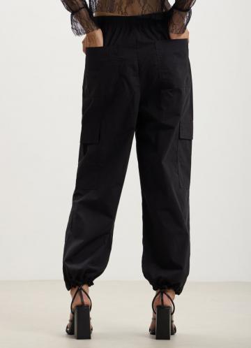 Брюки с накладными карманами