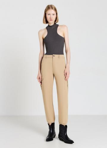 Брюки с накладными карманами