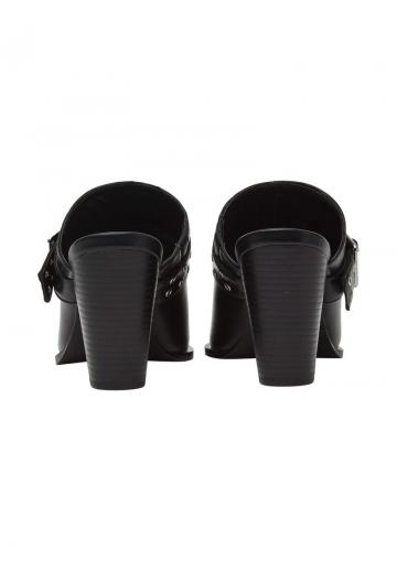 Босоножки на каблуке