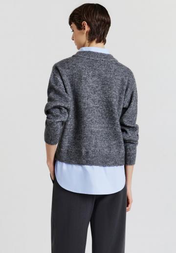 Пуловер с вырезом V