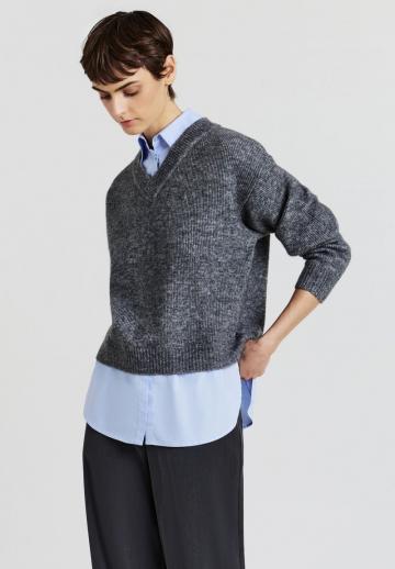 Пуловер с вырезом V