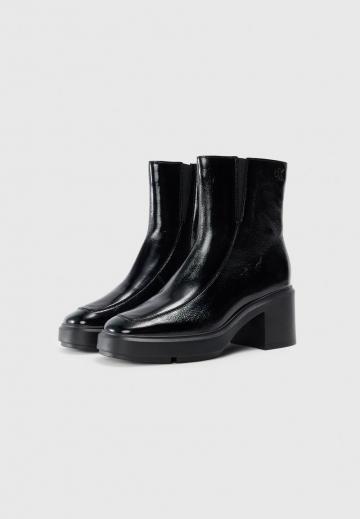 Полусапожки на высоком каблуке