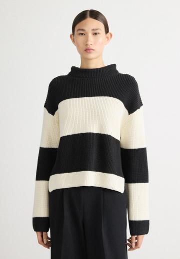 Пуловер в полоску