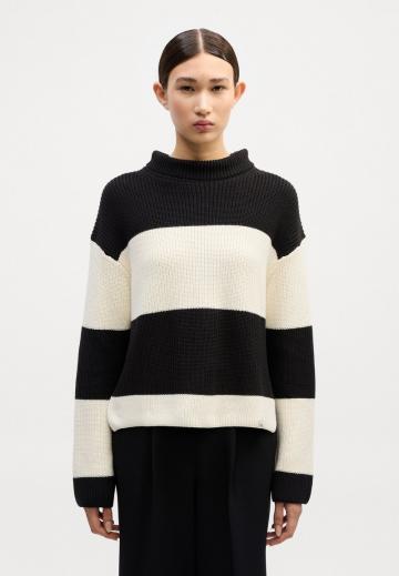 Пуловер в полоску