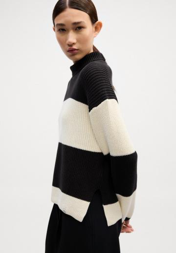 Пуловер в полоску