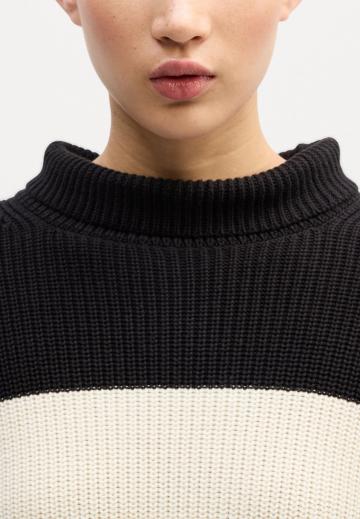 Пуловер в полоску