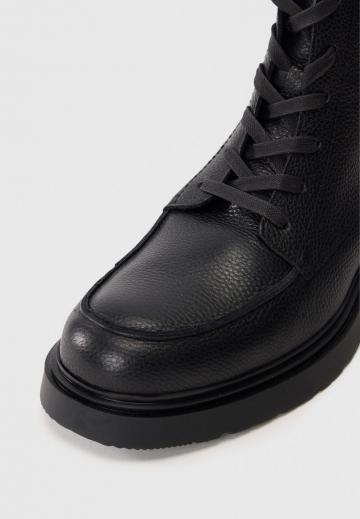 Ботинки на шнуровке