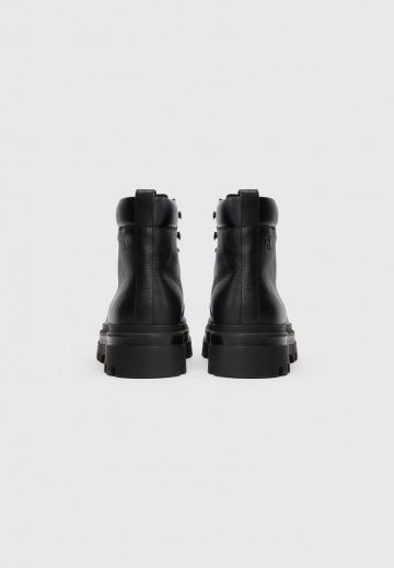 Ботинки на шнуровке