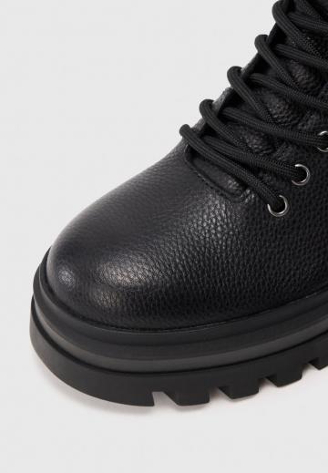 Ботинки на шнуровке