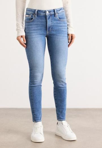 Узкие джинсы