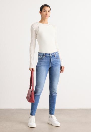 Узкие джинсы