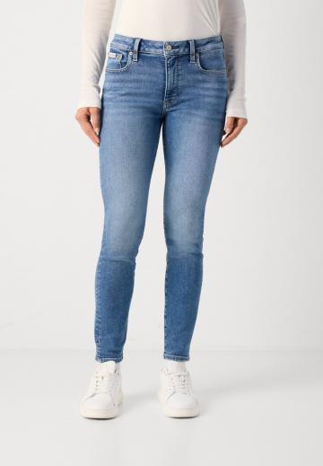 Узкие джинсы